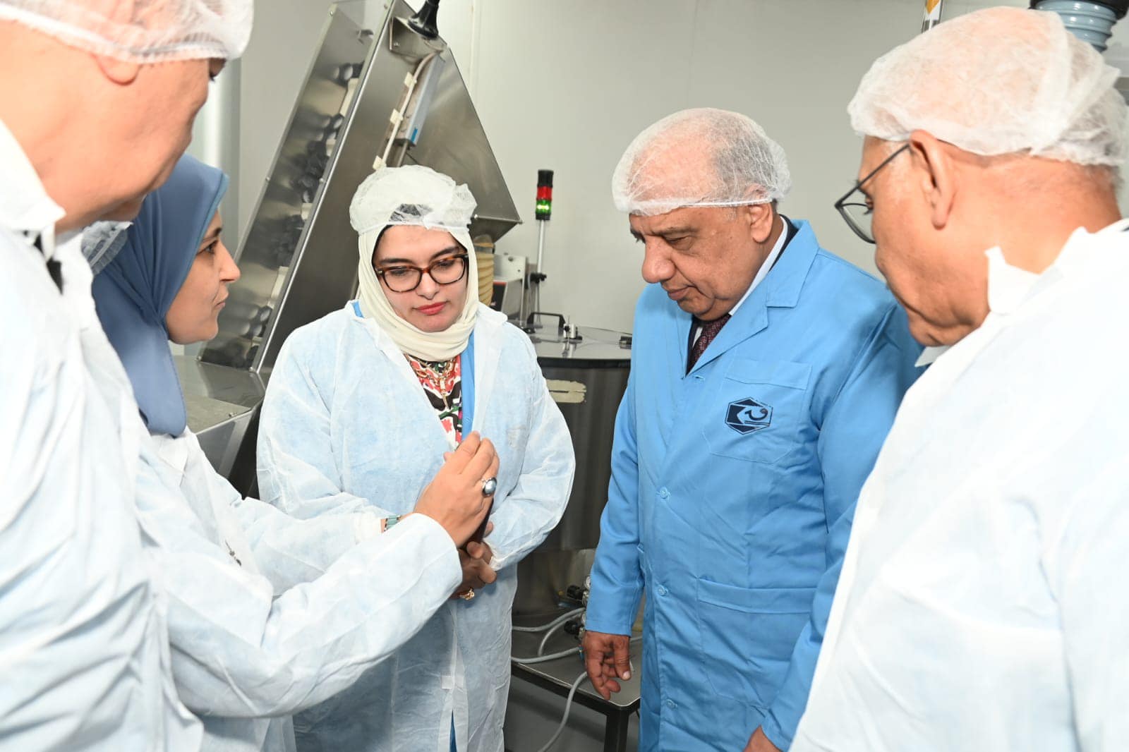 بالصور وزير قطاع الأعمال العام فى جولة تفقدية لمشروعات تحديث وتطوير خطوط الإنتاج بشركة القاهرة للأدوية 2 20 3