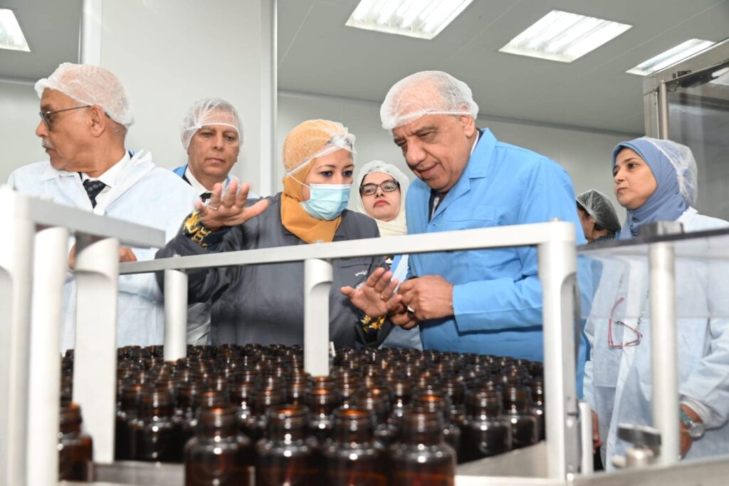 بالصور وزير قطاع الأعمال العام فى جولة تفقدية لمشروعات تحديث وتطوير خطوط الإنتاج بشركة القاهرة للأدوية 4 8