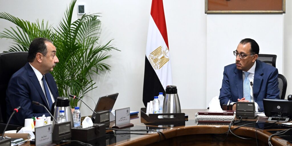 بالصور رئيس الوزراء يتابع مع وزير قطاع الأعمال موقف تطوير المشروعات الصناعية للغزل والنسيج والألومنيوم والسيارات 3 453377776 986706883499732 370495591287411989 n