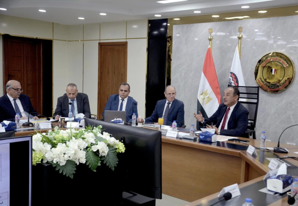 وزير قطاع الأعمال العام يعقد اجتماعا موسعا برؤساء شركات المقاولات والتطوير العقاري التابعة.. 3 25