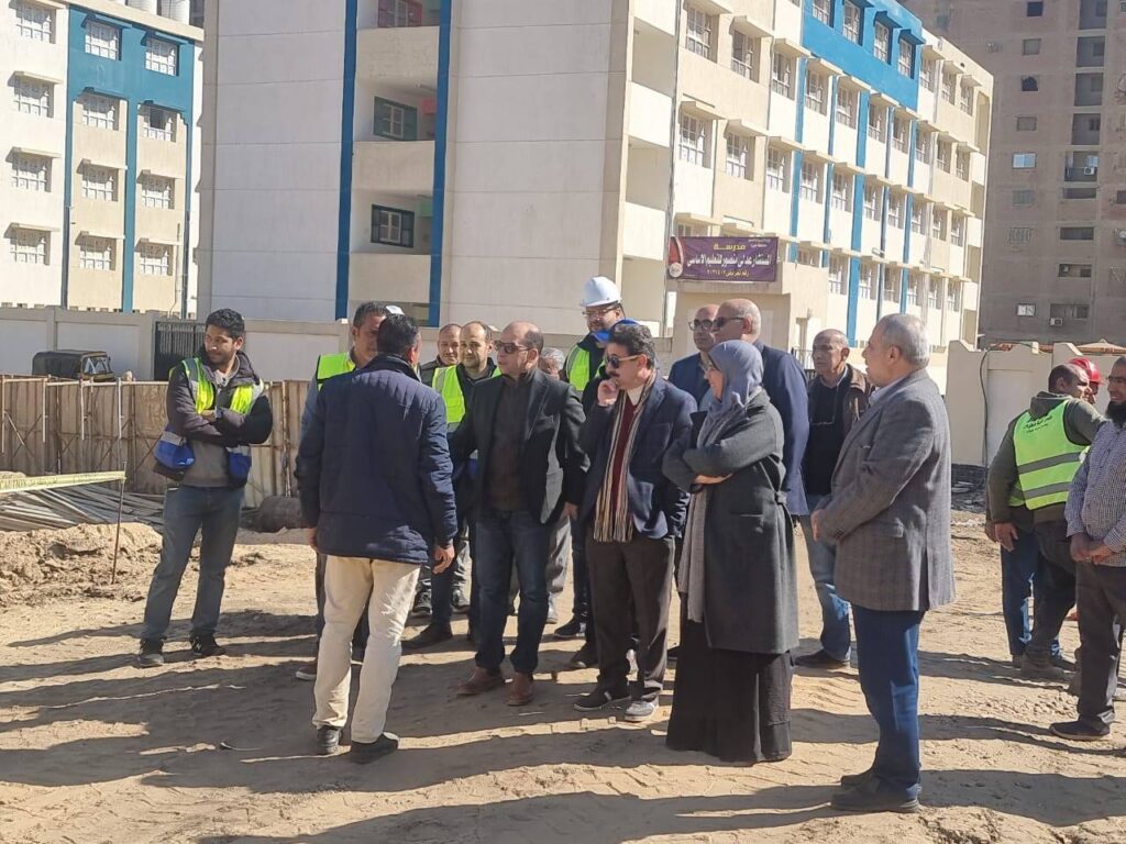 بالصور رئيس القابضه للتشيد والتعمير ورئيس شركه حسن علام في جوله ميدانيه لتفقد مشروع المدارس 3 477884884 1877786095961360 3240603508554178947 n