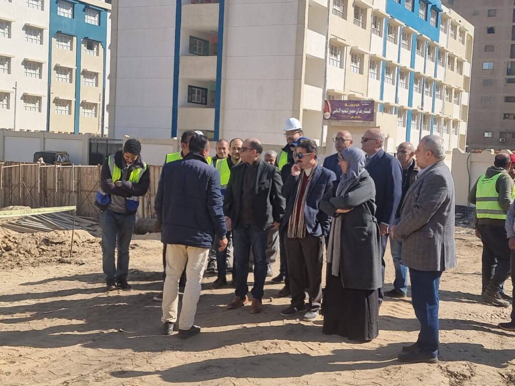 بالصور رئيس القابضه للتشيد والتعمير ورئيس شركه حسن علام في جوله ميدانيه لتفقد مشروع المدارس 6 478261558 1877786205961349 7578152872470947478 n